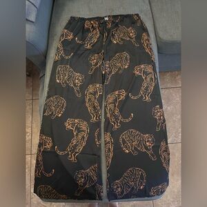 NWOT!!🖤
Silky tiger print lounge pants!